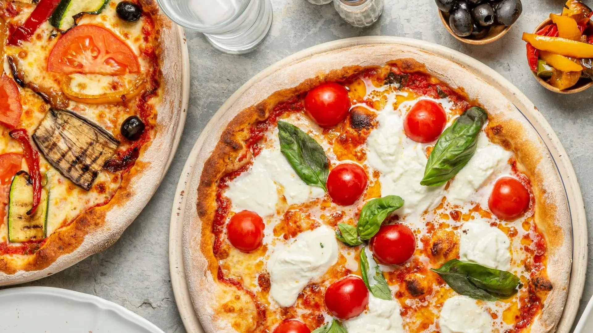 Deux pizzas napolitaines, une margherita à la burrata et une aux légumes grillés